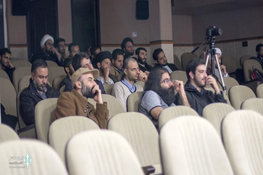 نمایشنامه " هنر " نوشته یاسمینا رضا در مدرسه اسلامی هنر استان قم خوانش شد. 3