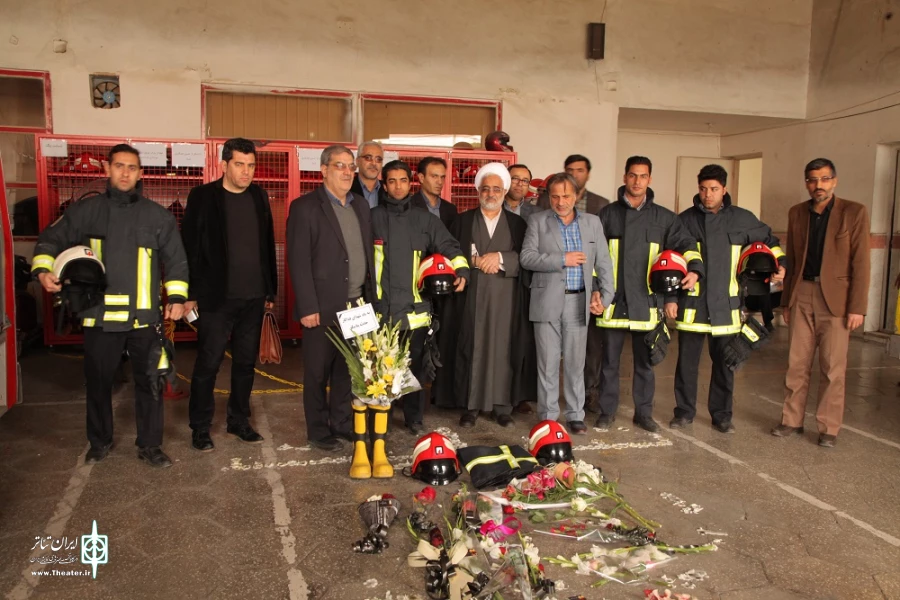 دیدار سرپرست اداره کل فرهنگ و ارشاد اسلامی استان قم به همراه رئیس انجمن هنرهای نمایشی و جمعی از کارمندان و کارشناسان از جان برکفان و آتش نشانان سرافراز استان قم  2