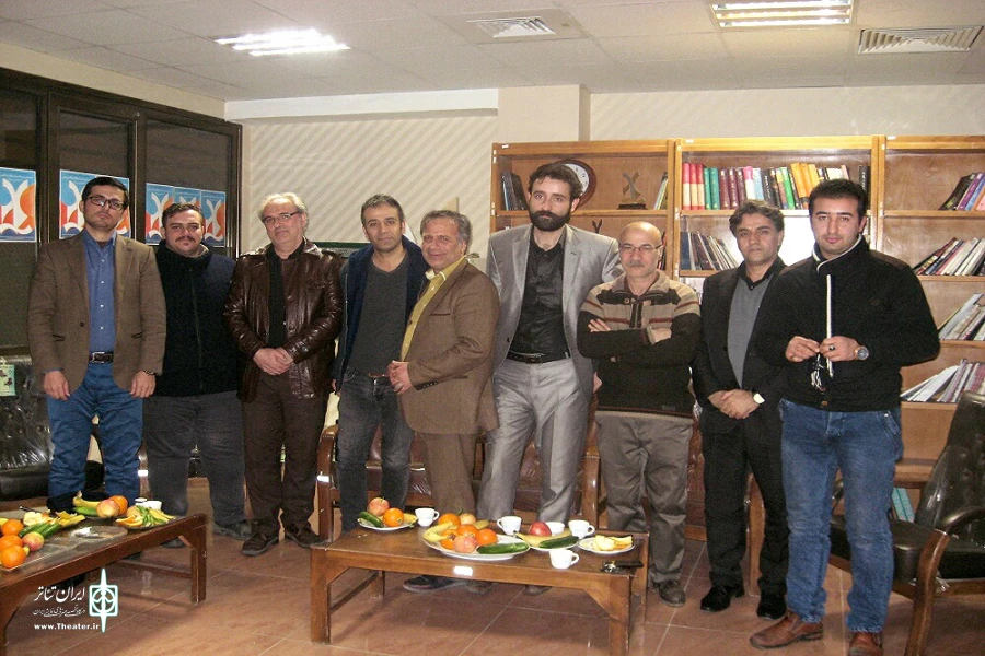 جلسه تئاتر خیابانی با حضور نوبخت مسئول انجمن هنرهای نمایشی،مصطفی قربانیان مسئول تئاتر خیابانی و کارگردانان و نویسندگان این بخش برگزار شد. 3