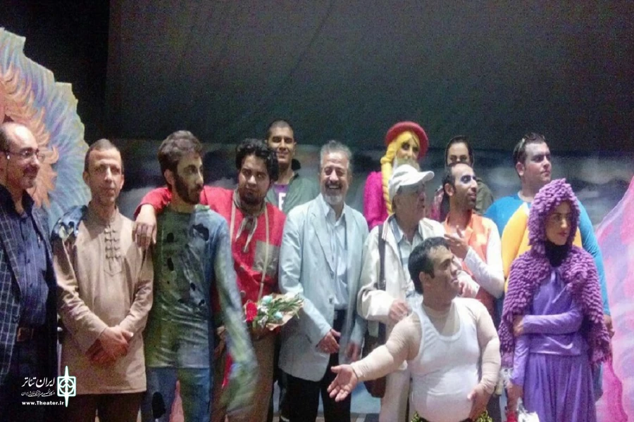 نمایش «سرگذشت ساحل سنگی» در قم روی صحنه رفت.