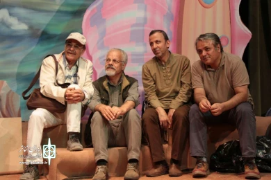 نمایش «سرگذشت ساحل سنگی» در قم روی صحنه رفت.