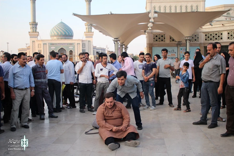گزارش تصویری نمایش خیابانی «نان و نمک»