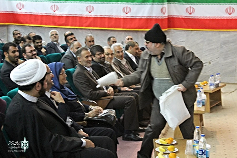 تئاتر محیطی «کتاب» در حاشیه همایش تجلیل از فعالان حوزه کتابخوانی قم اجرا شد 4