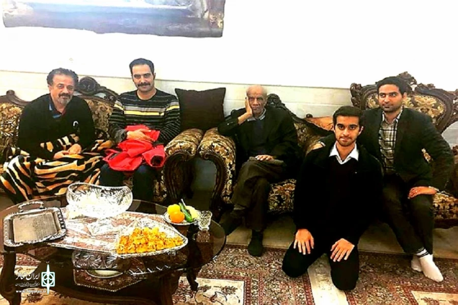 هنرمندان استان قم به دیدار محمد علی خبری، استاد و مدرس دانشگاه رفتند 3