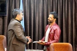 از دو گروه نمایش 