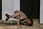 از دو گروه نمایش 