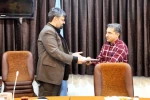 از دو گروه نمایش 