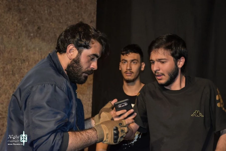 نمایش " پنج متری اول ، بن بست سوم " در خانه نمایش ماه به روی صحنه رفت 5
