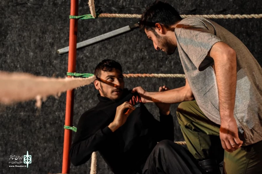 نمایش " پنج متری اول ، بن بست سوم " در خانه نمایش ماه به روی صحنه رفت 6