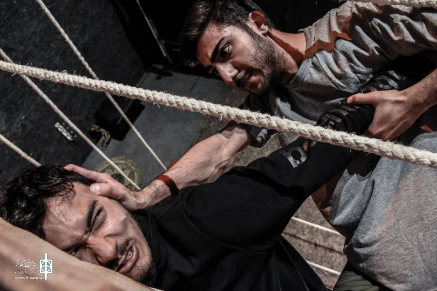 نمایش " پنج متری اول ، بن بست سوم " در خانه نمایش ماه به روی صحنه رفت 7