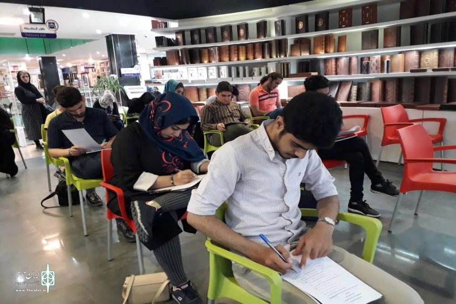 اولین آزمون مسابقه ی "کتابخوان "توسط انجمن هنرهای نمایشی استان قم و فروشگاه دنیای کتاب برگزارشد. 5