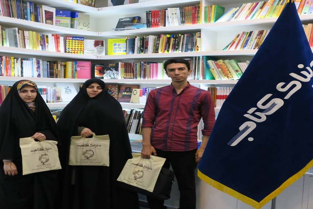 با حضور نمایندگان انجمن هنرهای نمایشی استان قم و فروشگاه دنیای کتاب

جوایز برگزیدگان اولین مسابقه ی طرح 