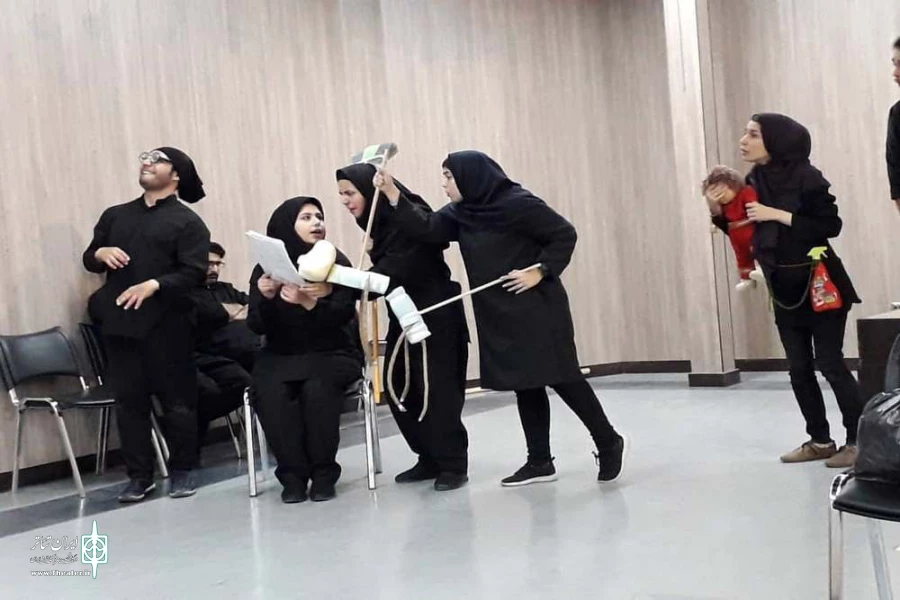 نمایش " ویروسی در سرزمین سلامتی " مورد بازبینی قرار گرفت 4