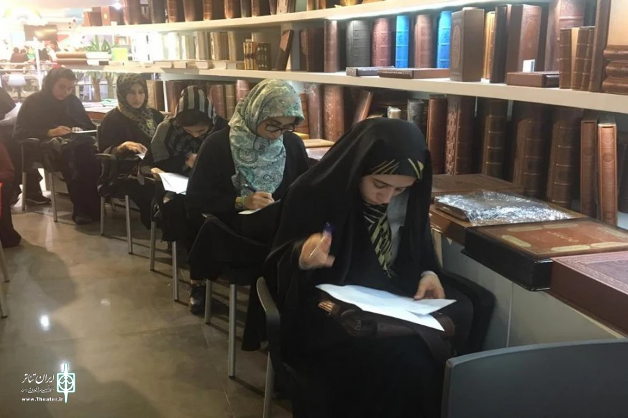 جوایز برگزیدگان دومین مسابقه ی " کتابخوان "  در استان قم تقدیم شد. 2