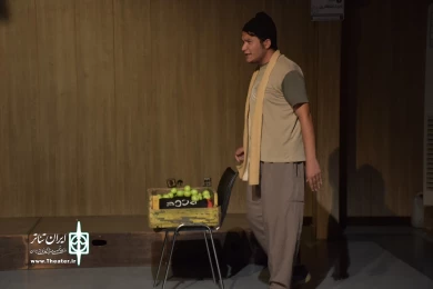نمایش : پشت کلانتری ، کوچه اول ، تیر چراغ برق /
کارگردان : امین علوی نیا / عکاس : زهره خانی
