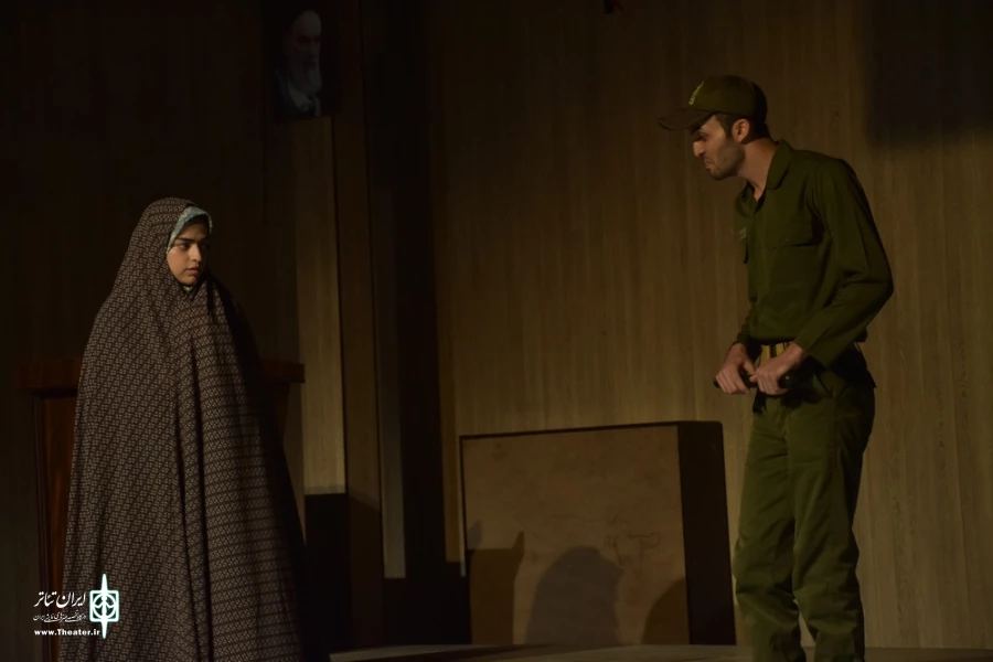 نمایش : پشت کلانتری ، کوچه اول ، تیر چراغ برق /
کارگردان : امین علوی نیا / عکاس : زهره خانی