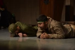 نمایش : پشت کلانتری ، کوچه اول ، تیر چراغ برق /
کارگردان : امین علوی نیا / عکاس : زهره خانی