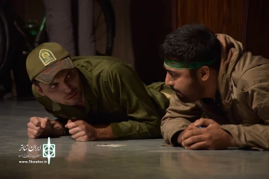 نمایش : پشت کلانتری ، کوچه اول ، تیر چراغ برق /
کارگردان : امین علوی نیا / عکاس : زهره خانی