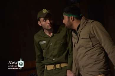 نمایش : پشت کلانتری ، کوچه اول ، تیر چراغ برق /
کارگردان : امین علوی نیا / عکاس : زهره خانی
