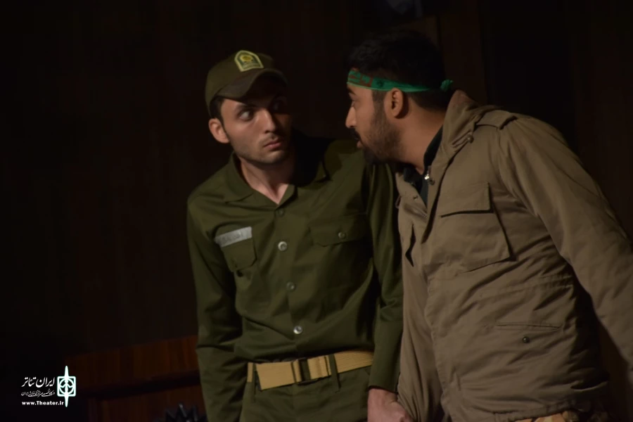 نمایش : پشت کلانتری ، کوچه اول ، تیر چراغ برق /
کارگردان : امین علوی نیا / عکاس : زهره خانی