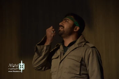 نمایش : پشت کلانتری ، کوچه اول ، تیر چراغ برق /
کارگردان : امین علوی نیا / عکاس : زهره خانی