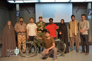 نمایش : پشت کلانتری ، کوچه اول ، تیر چراغ برق /
کارگردان : امین علوی نیا / عکاس : زهره خانی