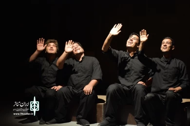 نمایش : دو متر در دو متر جنگ /
کارگردان : مسعود عابدینی / عکاس : زهره خانی
