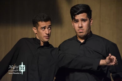 نمایش : دو متر در دو متر جنگ /
کارگردان : مسعود عابدینی / عکاس : زهره خانی
