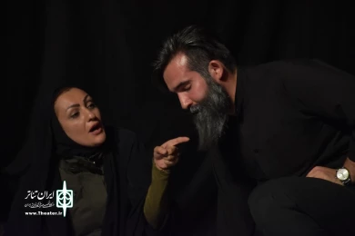 نمایش : سمفونی روی گدازه های آتشفشان تلخ /
کارگردان : کیارش کوهگیوی ، عبدالوهاب حقیقی / عکاس : زهره خانی