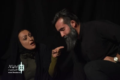نمایش : سمفونی روی گدازه های آتشفشان تلخ /
کارگردان : کیارش کوهگیوی ، عبدالوهاب حقیقی / عکاس : زهره خانی