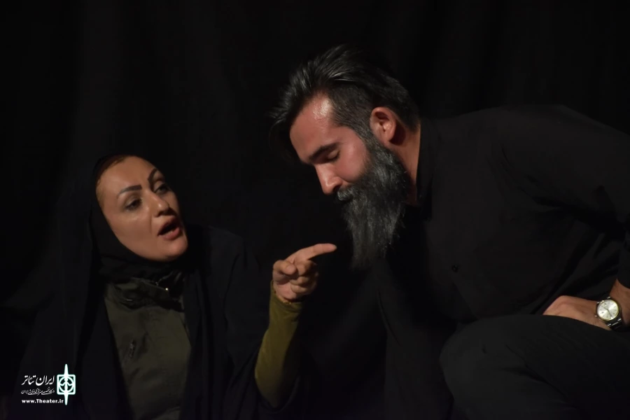 نمایش : سمفونی روی گدازه های آتشفشان تلخ /
کارگردان : کیارش کوهگیوی ، عبدالوهاب حقیقی / عکاس : زهره خانی