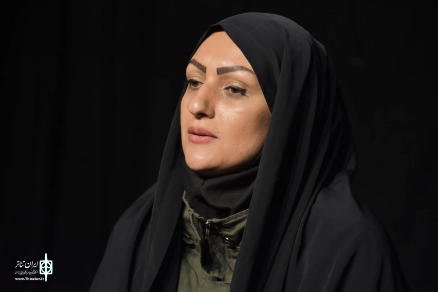 نمایش : سمفونی روی گدازه های آتشفشان تلخ /
کارگردان : کیارش کوهگیوی ، عبدالوهاب حقیقی / عکاس : زهره خانی