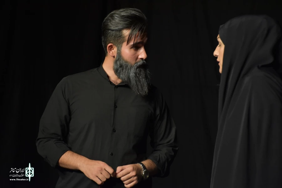 نمایش : سمفونی روی گدازه های آتشفشان تلخ /
کارگردان : کیارش کوهگیوی ، عبدالوهاب حقیقی / عکاس : زهره خانی