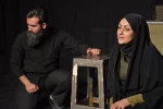 نمایش : سمفونی روی گدازه های آتشفشان تلخ /
کارگردان : کیارش کوهگیوی ، عبدالوهاب حقیقی / عکاس : زهره خانی