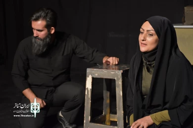 نمایش : سمفونی روی گدازه های آتشفشان تلخ /
کارگردان : کیارش کوهگیوی ، عبدالوهاب حقیقی / عکاس : زهره خانی
