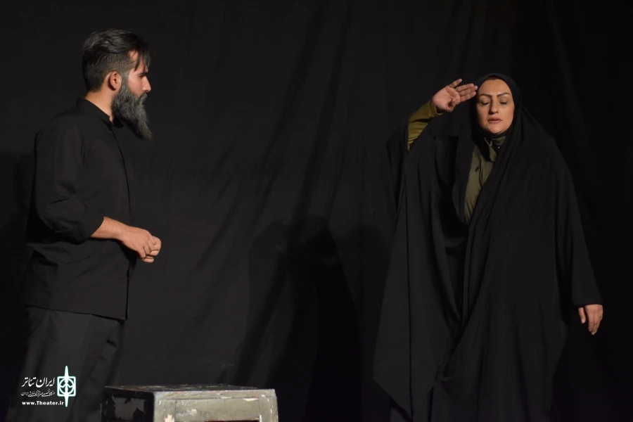 نمایش : سمفونی روی گدازه های آتشفشان تلخ /
کارگردان : کیارش کوهگیوی ، عبدالوهاب حقیقی / عکاس : زهره خانی