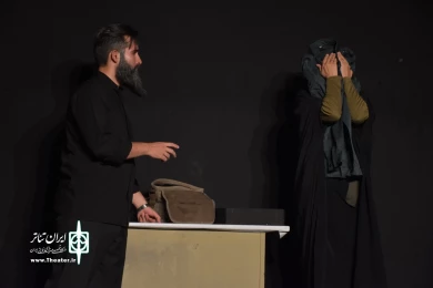نمایش : سمفونی روی گدازه های آتشفشان تلخ /
کارگردان : کیارش کوهگیوی ، عبدالوهاب حقیقی / عکاس : زهره خانی