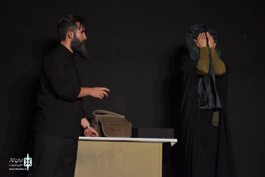 نمایش : سمفونی روی گدازه های آتشفشان تلخ /
کارگردان : کیارش کوهگیوی ، عبدالوهاب حقیقی / عکاس : زهره خانی