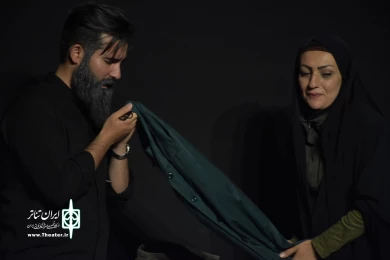 نمایش : سمفونی روی گدازه های آتشفشان تلخ /
کارگردان : کیارش کوهگیوی ، عبدالوهاب حقیقی / عکاس : زهره خانی