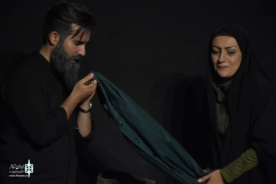 نمایش : سمفونی روی گدازه های آتشفشان تلخ /
کارگردان : کیارش کوهگیوی ، عبدالوهاب حقیقی / عکاس : زهره خانی