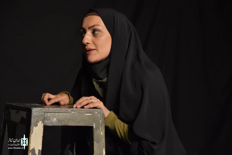 نمایش : سمفونی روی گدازه های آتشفشان تلخ /
کارگردان : کیارش کوهگیوی ، عبدالوهاب حقیقی / عکاس : زهره خانی
