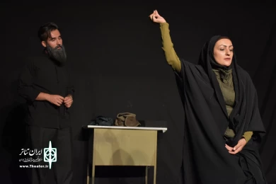 نمایش : سمفونی روی گدازه های آتشفشان تلخ /
کارگردان : کیارش کوهگیوی ، عبدالوهاب حقیقی / عکاس : زهره خانی