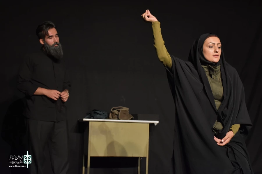 نمایش : سمفونی روی گدازه های آتشفشان تلخ /
کارگردان : کیارش کوهگیوی ، عبدالوهاب حقیقی / عکاس : زهره خانی