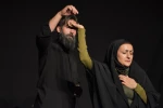 نمایش : سمفونی روی گدازه های آتشفشان تلخ /
کارگردان : کیارش کوهگیوی ، عبدالوهاب حقیقی / عکاس : زهره خانی