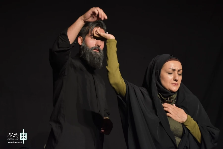 نمایش : سمفونی روی گدازه های آتشفشان تلخ /
کارگردان : کیارش کوهگیوی ، عبدالوهاب حقیقی / عکاس : زهره خانی
