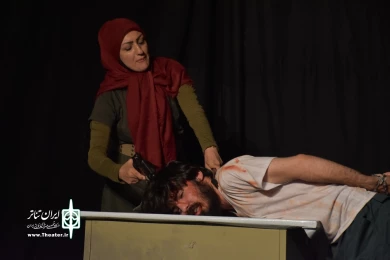 نمایش : سمفونی روی گدازه های آتشفشان تلخ /
کارگردان : کیارش کوهگیوی ، عبدالوهاب حقیقی / عکاس : زهره خانی