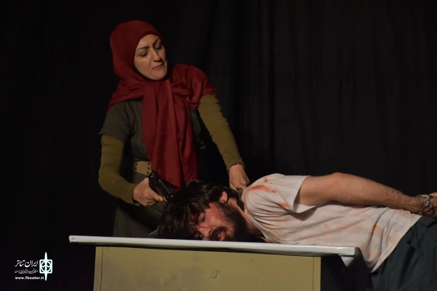 نمایش : سمفونی روی گدازه های آتشفشان تلخ /
کارگردان : کیارش کوهگیوی ، عبدالوهاب حقیقی / عکاس : زهره خانی