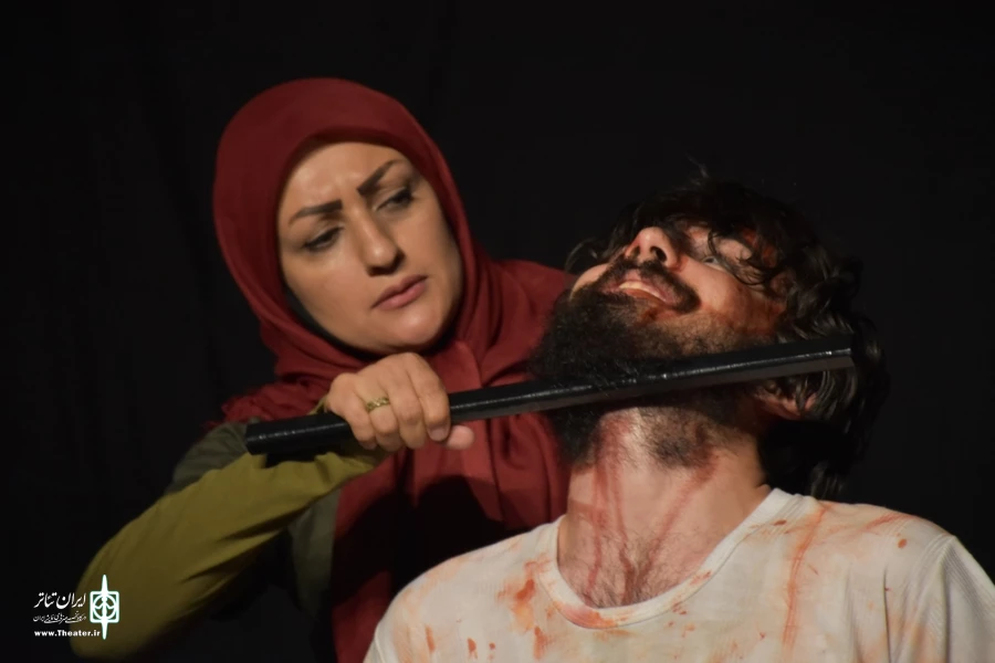 نمایش : سمفونی روی گدازه های آتشفشان تلخ /
کارگردان : کیارش کوهگیوی ، عبدالوهاب حقیقی / عکاس : زهره خانی