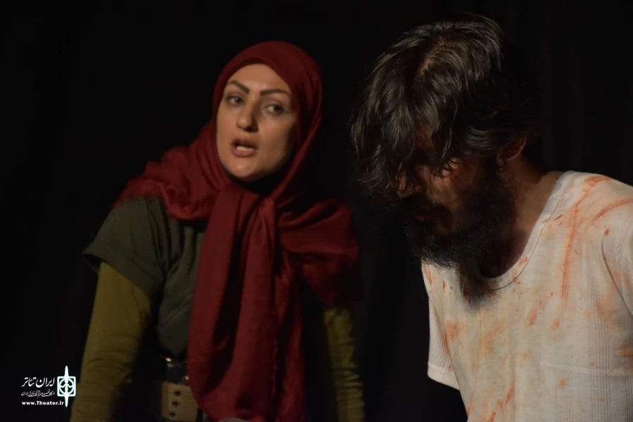 نمایش : سمفونی روی گدازه های آتشفشان تلخ /
کارگردان : کیارش کوهگیوی ، عبدالوهاب حقیقی / عکاس : زهره خانی