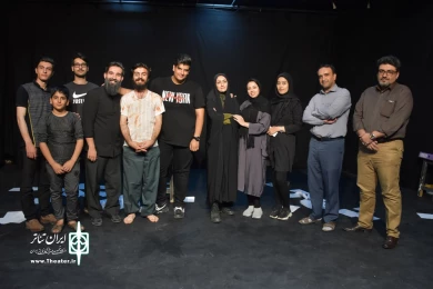 نمایش : سمفونی روی گدازه های آتشفشان تلخ /
کارگردان : کیارش کوهگیوی ، عبدالوهاب حقیقی / عکاس : زهره خانی